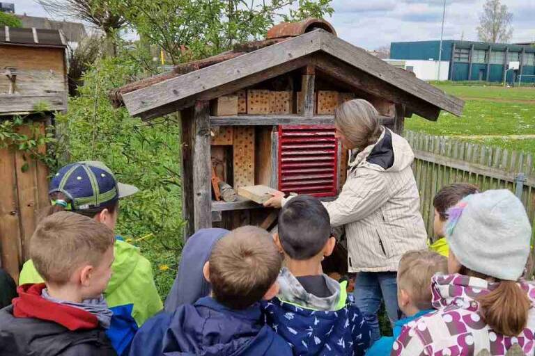 Kinder beim Bienenworkshop